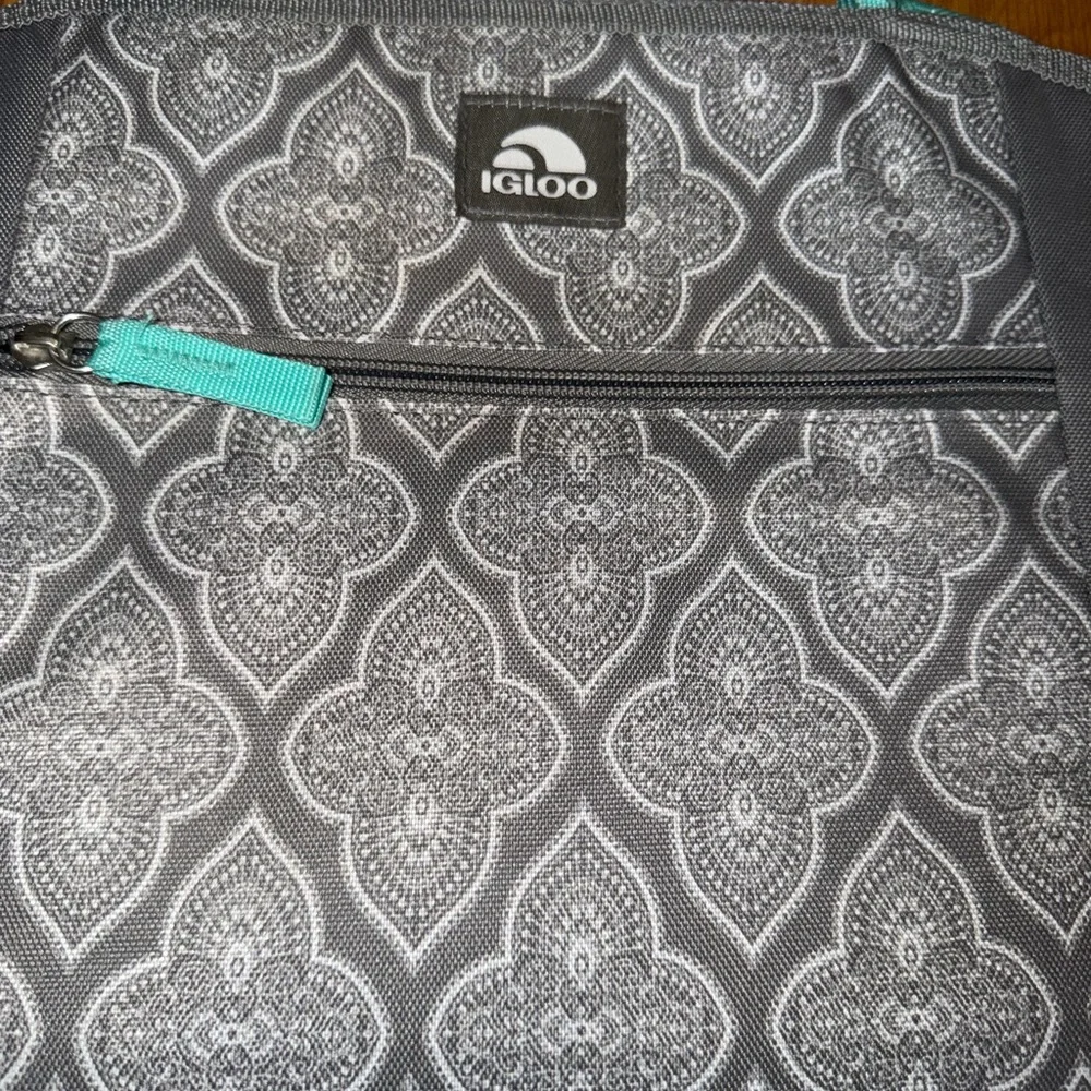Igloo Zippered Insulated 14 can capacity Cooler Bag with compartment NWT - Picture 2 of 6